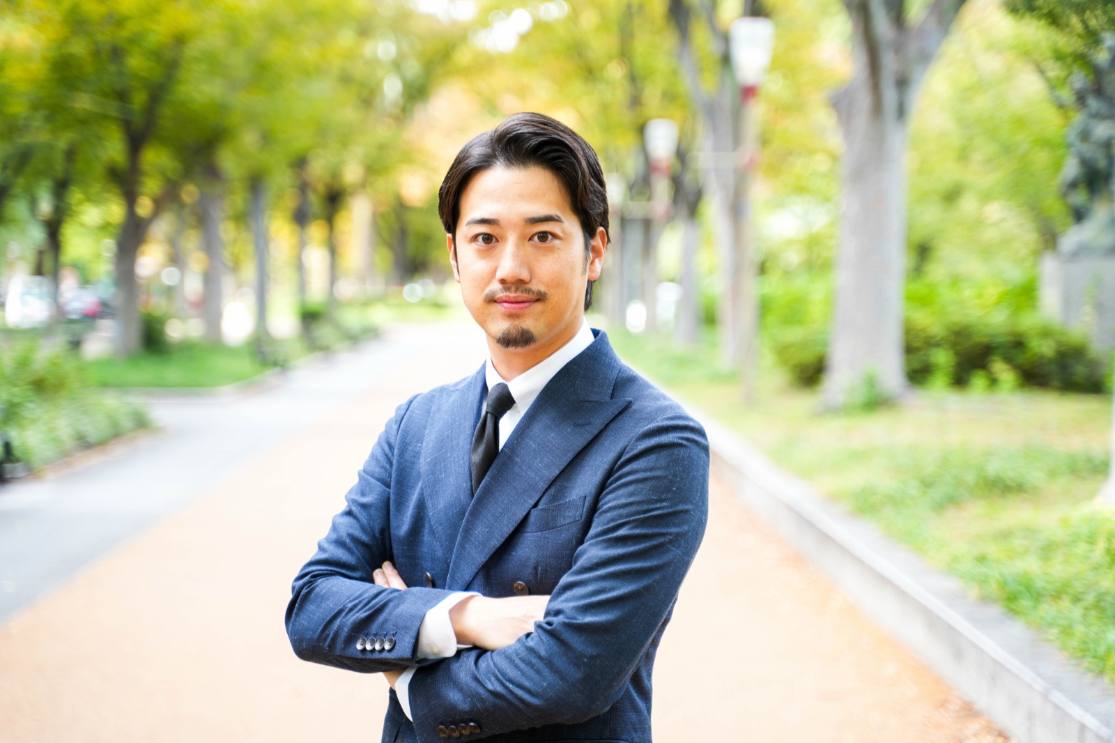 腕を組む代表・中西のポートレート